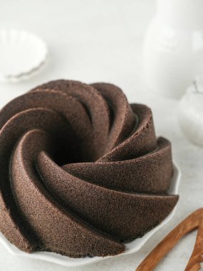 Çikolatalı Brownie Black Sticky Rice unu (Brownies Ketan Hitam). Siyah glutinous pilavının keki yumuşak ve tatlıdır. Bulanık arkaplan ve seçici odak.