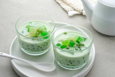 Buko Pandan, Filipinler 'den bir tatlı, jöle, taze hindistan cevizi, buharlaşmış süt, yoğunlaştırılmış süt ve buzdan yapılmış. Cama servis edilmiş. Seçici odak.