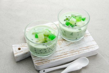Buko Pandan, Filipinler 'den bir tatlı, jöle, taze hindistan cevizi, buharlaşmış süt, yoğunlaştırılmış süt ve buzdan yapılmış. Cama servis edilmiş. Seçici odak.