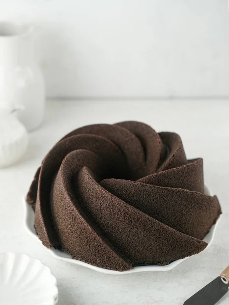 Çikolatalı Brownie Black Sticky Rice unu (Brownies Ketan Hitam). Siyah glutinous pilavının keki yumuşak ve tatlıdır. Bulanık arkaplan ve seçici odak.