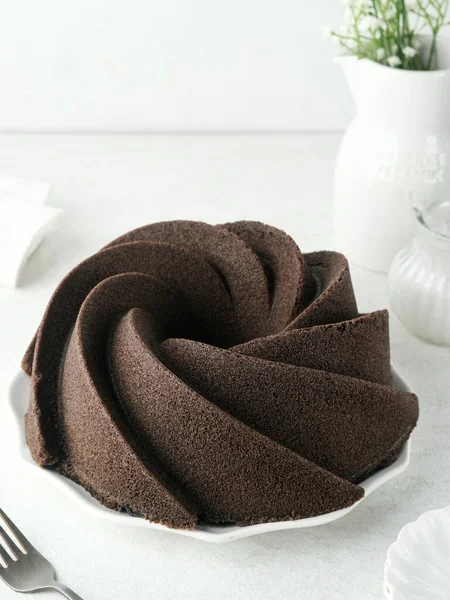 Çikolatalı Brownie Black Sticky Rice unu (Brownies Ketan Hitam). Siyah glutinous pilavının keki yumuşak ve tatlıdır. Bulanık arkaplan ve seçici odak.