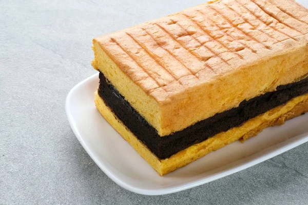 斯皮库或拉皮斯苏拉巴亚或苏拉巴亚层蛋糕是一种三层海绵蛋糕 中间夹有草莓果酱 用白盘伺候 — 图库照片