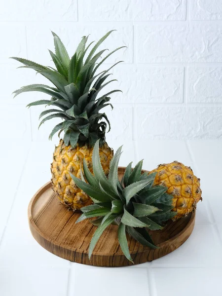 Eine Reife Ananas Isoliert Auf Weißem Hintergrund Selektives Fokusbild Kopierraum — Stockfoto