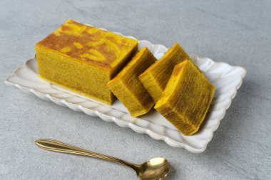 Lapis Legit, Spekuk, Spekkoek, çok katmanlı lezzetli bir Endonezya pastasıdır. Soğutma rafında servis ediliyor, kapat..