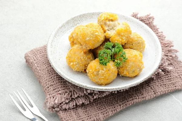 Delicioso Caseiro Bitterballen Feito Farinha Queijo Leite Revestido Com Migalha — Fotografia de Stock