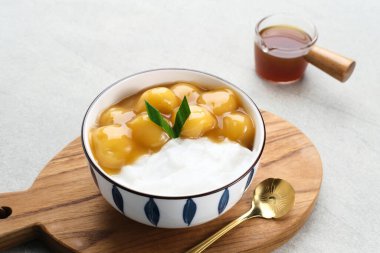 Bubur candil ya da kolak biji salak, geleneksel Endonezya yemekleri yapışkan pirinç unu, esmer şeker ve hindistan cevizi sütü. Ramazan 'da popülerdi. Kapat..