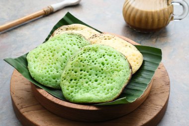 Serabi ya da Surabi, un, pirinç unu ve hindistan cevizi sütünden yapılmış Endonezya krepi. Palmiye şekeri sosuyla servis edilmiş. Tatlı ve tuzlu. 