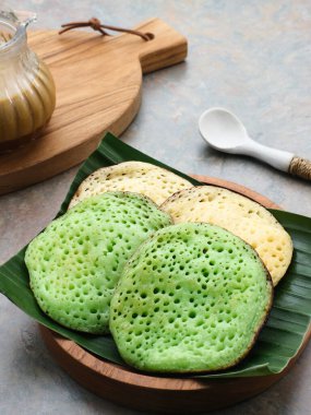 Serabi ya da Surabi, un, pirinç unu ve hindistan cevizi sütünden yapılmış Endonezya krepi. Palmiye şekeri sosuyla servis edilmiş. Tatlı ve tuzlu. 