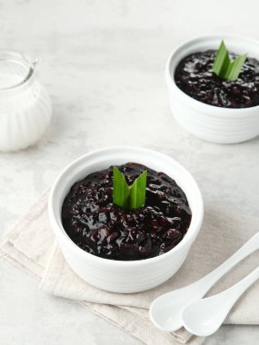 Bubur Ketan Hitam, Endonezya tatlısı. Hindistan cevizi sütü, şeker ve pandan yaprağı ile siyah glutinous pirinç lapası. Bulanık arkaplan ve seçici odak.