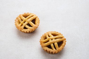 Beyaz arkaplanda izole edilmiş mini ananas turtası, kopyalama alanı, seçici odak resmi.