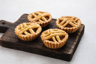 Beyaz arkaplanda izole edilmiş mini ananas turtası, kopyalama alanı, seçici odak resmi.