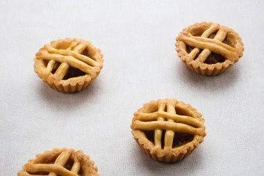 Beyaz arkaplanda izole edilmiş mini ananas turtası, kopyalama alanı, seçici odak resmi.