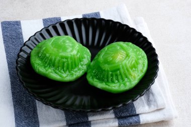 ANG KUE ya da Kue Ku, Çin usulü buharda pişirilmiş pirinç unu ve tatlı mung fasulyesi ezmesi. Yapışkan, çiğnenmiş bir doku. Seçici odak resmi, bulanık arkaplan. 