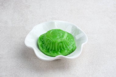 ANG KUE ya da Kue Ku, Çin usulü buharda pişirilmiş pirinç unu ve tatlı mung fasulyesi ezmesi. Yapışkan, çiğnenmiş bir doku. Seçici odak resmi, bulanık arkaplan. 