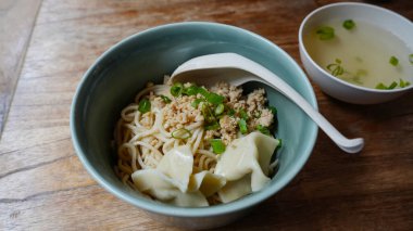 Kızarmış tavuk ve köfteli erişte.