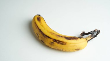 Muzlar orta olgunluktadır ve sarı derinin her yerinde kahverengi noktalar vardır. Kapat ve boşluğu kopyala