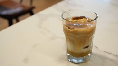 Es Kopi Gula Are, kafede esmer şekerli kahve.