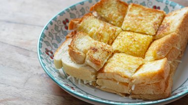 Roti Bakar Keju, rendelenmiş peynirli kızarmış Brioche.