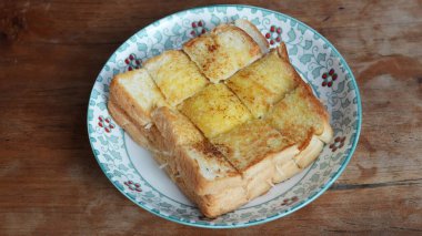 Roti Bakar Keju, rendelenmiş peynirli kızarmış Brioche.