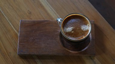 Bir fincan taze kahve, sabah kahvaltısı.