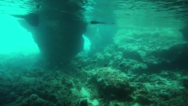 Egy sziklás óceán feneke az időjárás kopott barlangjában. — Stock videók