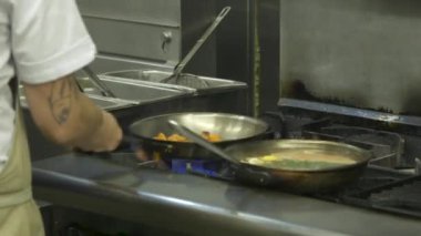Mutfakta yemek pişiren biri.