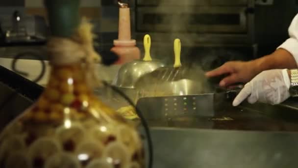 A Track right of chef mixing udang mie dan hidangan sayuran di atas rata — Stok Video