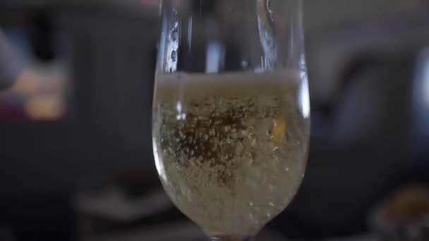 Un gros plan d'un verre à vin — Video