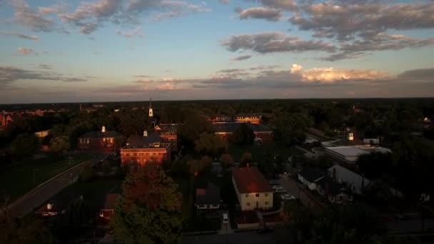 Вид на город на закате — стоковое видео