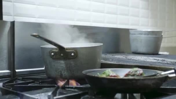 A large pot on the stove — Stock Video