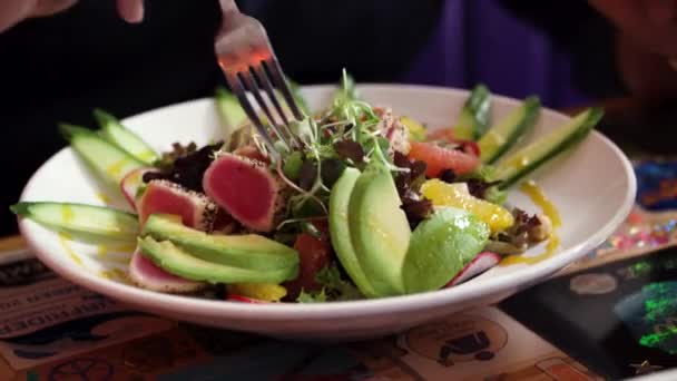 Ein Teller mit Essen auf einem Tisch — Stockvideo