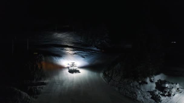 Snowplow livellare le strade in una notte d'inverno — Video Stock