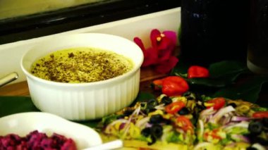 Masada bir kase yemek.