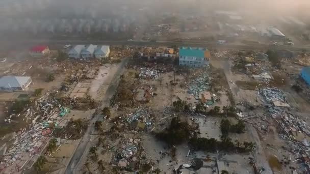 Panoramique de suivi à gauche de la plage du Mexique après l'ouragan Michael — Video
