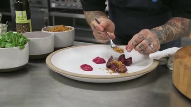 Een persoon zittend aan een tafel met een bord eten — Stockvideo