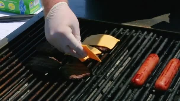 Zbliżenie jedzenia na grillu — Wideo stockowe
