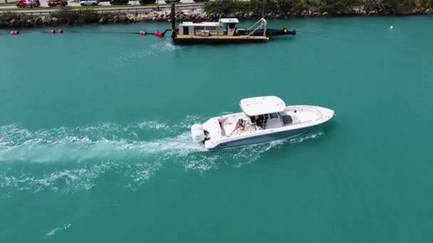 Un barco en un cuerpo de agua — Vídeos de Stock