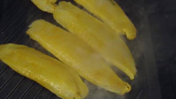 Banan siedzący na desce do krojenia — Wideo stockowe