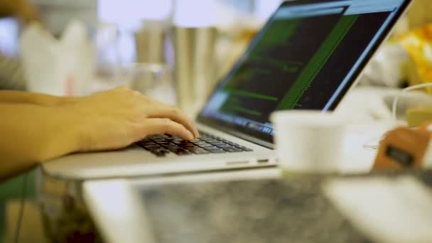 Um computador portátil aberto sentado em cima de uma mesa — Vídeo de Stock