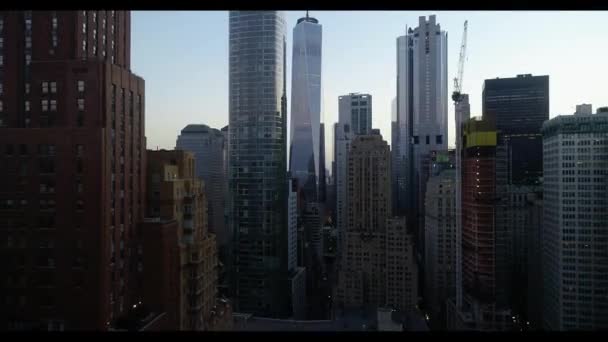 Um edifício alto em uma cidade — Vídeo de Stock