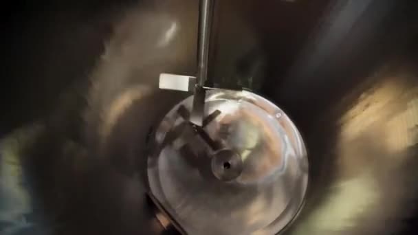 Крупним планом лезо змішувача обертається в контейнері — стокове відео