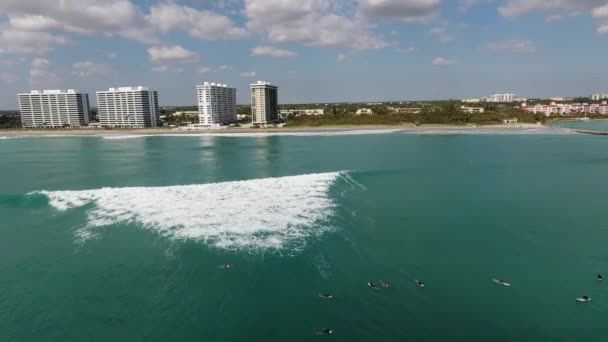 Ein grünes Schild über dem Wasser — Stockvideo