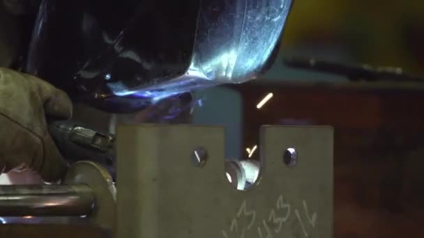 倉庫内のスプールガンで金属を溶接する男性倉庫労働者 — ストック動画