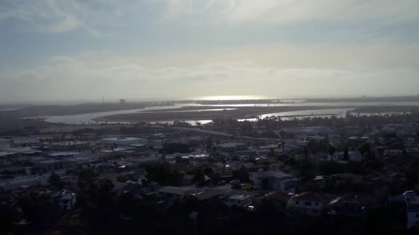 Super wide aerial pan of cityscape in daytime next to river — Vídeo de Stock