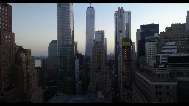 Вид на город с высокими зданиями — стоковое видео