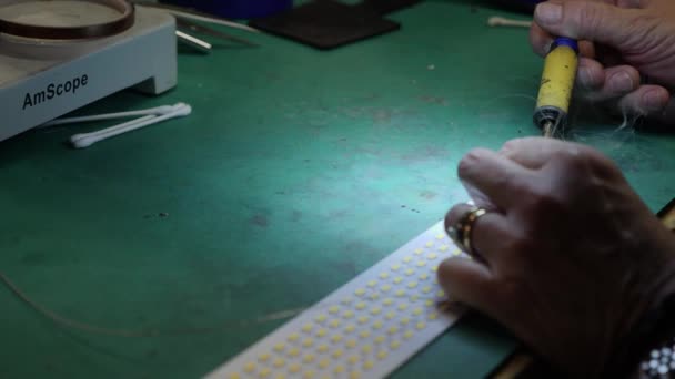 Une personne assise sur une table — Video