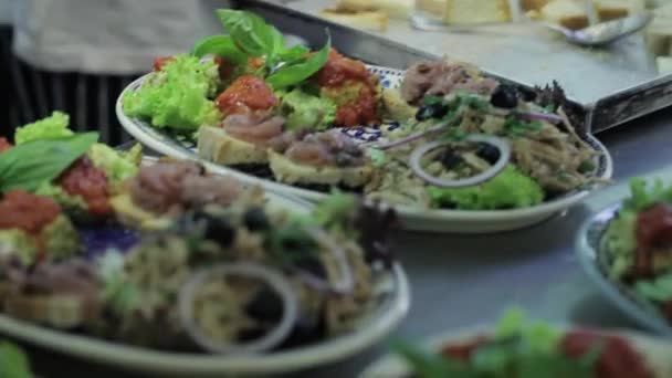 Uma bandeja de comida em uma mesa — Vídeo de Stock