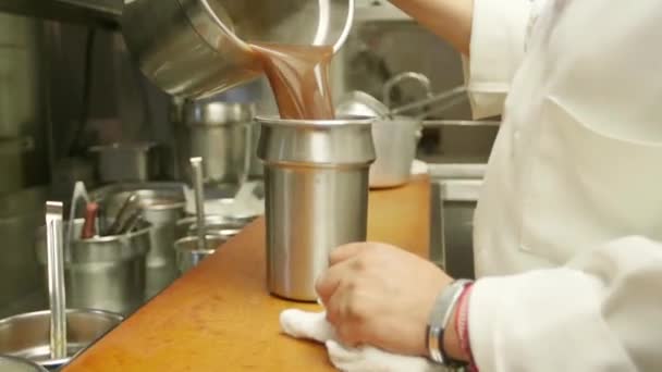 Uma pessoa em uma cozinha preparando comida — Vídeo de Stock