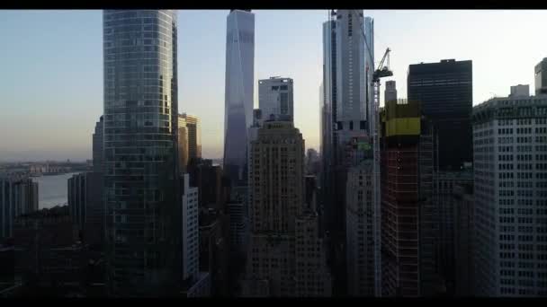 Висока будівля в місті — стокове відео