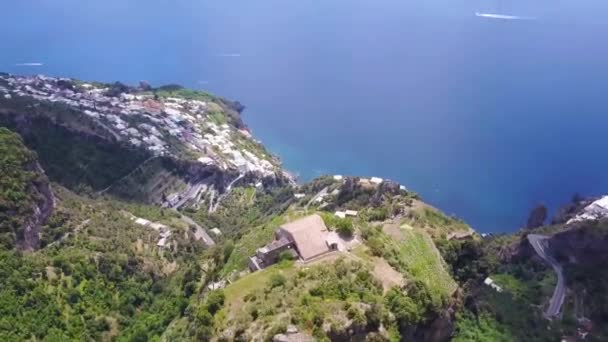 Kallistus ylöspäin Amalfin rannikolla Italiassa — kuvapankkivideo